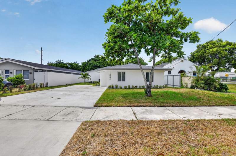 4 bedroom Single Family Residence at 182 SW 6 Street, Carver Heights First Add, Deerfield Beach — photo 2