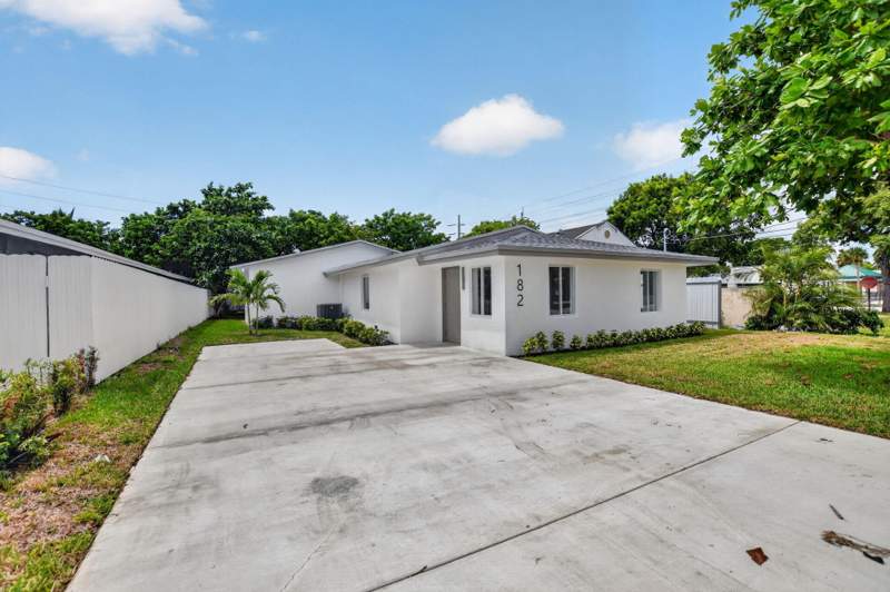 4 bedroom Single Family Residence at 182 SW 6 Street, Carver Heights First Add, Deerfield Beach — photo 3