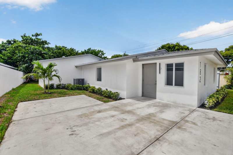 4 bedroom Single Family Residence at 182 SW 6 Street, Carver Heights First Add, Deerfield Beach — photo 1