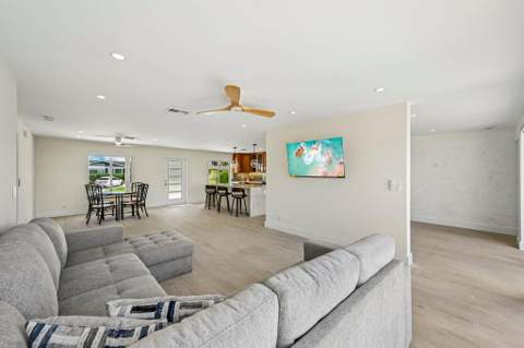 1051 SW 25th Avenue, Boynton Beach FL - photo 10 of 51