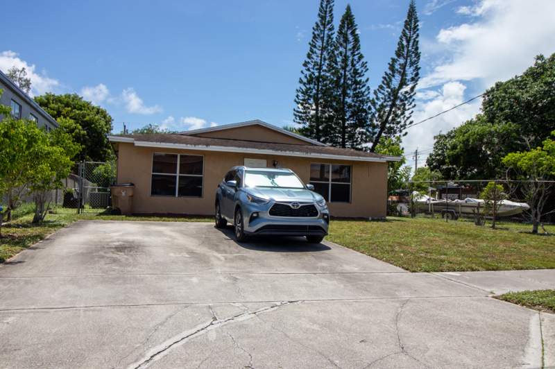 3 bedroom Single Family Residence at 230 SW 8th Street, Arlington Park, Deerfield Beach — photo 2