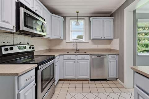 411 Evergreen Drive, Lake Park FL - photo 12 of 49