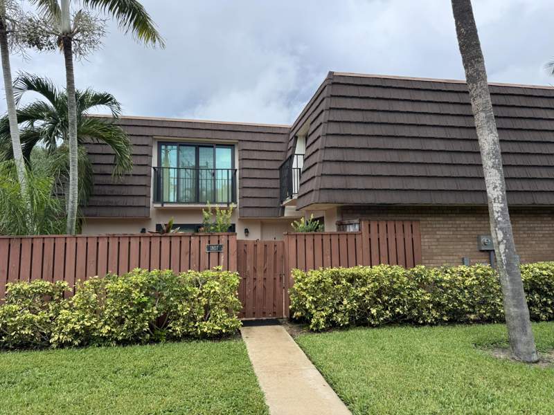 2 bedroom Townhouse at 1807 18th Court, Lakes At The Bluffs, Jupiter — photo 2