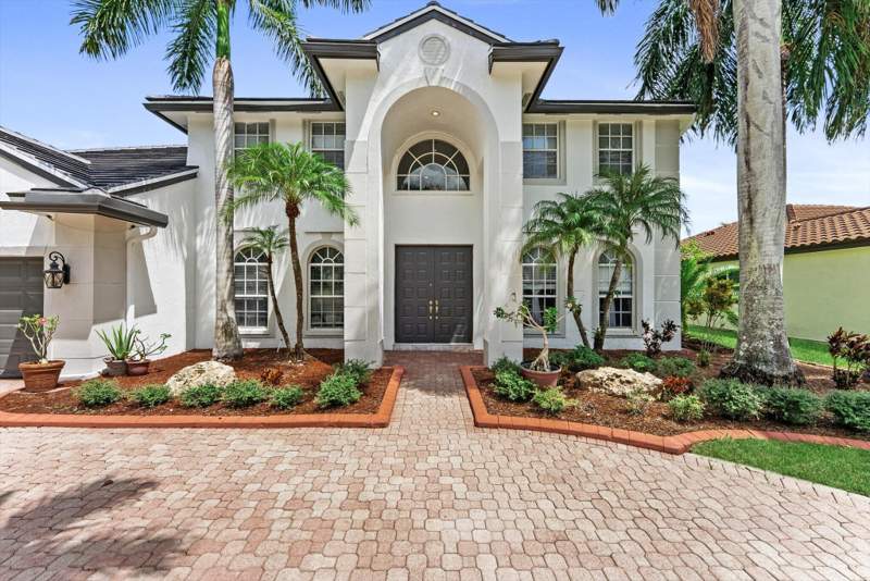 6 bedroom Single Family Residence at 16363 Segovia Circle, Stoneridge Lake Estates Plat, Pembroke Pines — photo 3