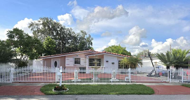 3 bedroom Single Family Residence at 6521 Harding Street, Driftwood Plaza, Hollywood — photo 2