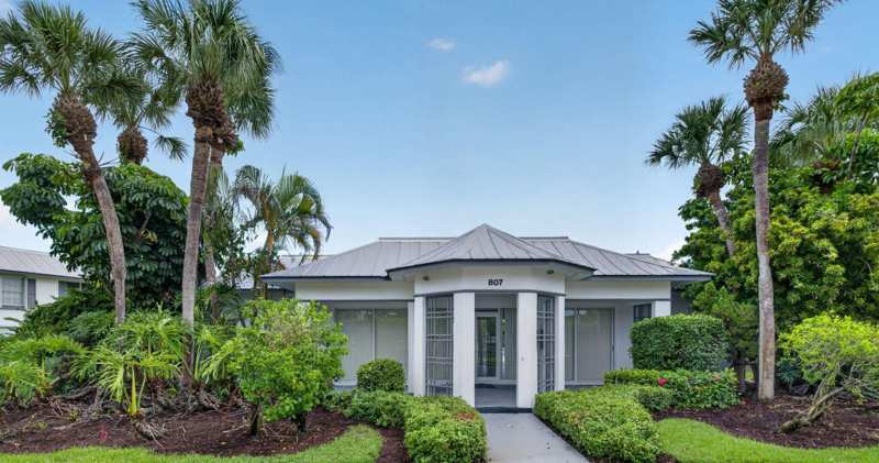 2 bedroom Condominium at 803 SE Central Parkway #9, Towne Park North Condo, Stuart — photo 1