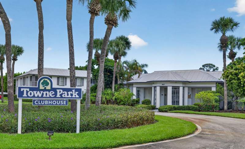 2 bedroom Condominium at 803 SE Central Parkway #9, Towne Park North Condo, Stuart — photo 3