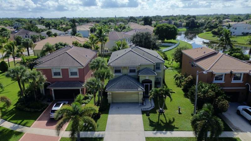 3 bedroom Single Family Residence at 2745 Misty Oaks Circle, Madison Green 1 Pars F And J, Royal Palm Beach — photo 2