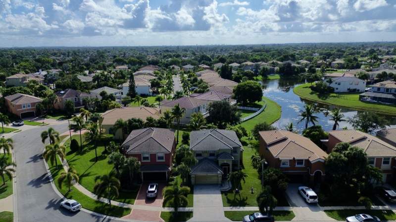 3 bedroom Single Family Residence at 2745 Misty Oaks Circle, Madison Green 1 Pars F And J, Royal Palm Beach — photo 3
