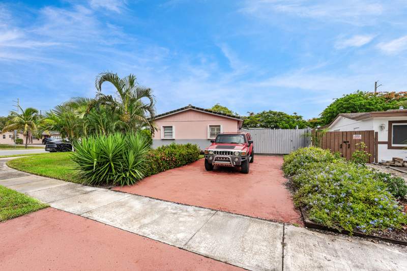 4 bedroom Single Family Residence at 1010 SW 6th Avenue, Commonwealth Park Sec 1, Deerfield Beach — photo 3
