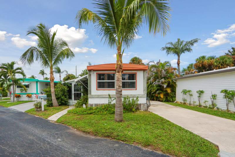 2 bedroom Stock Cooperative at 4752 NE Blue Heron Lane, Blue Heron Mobile Home Park Co-Op, Jensen Beach — photo 4
