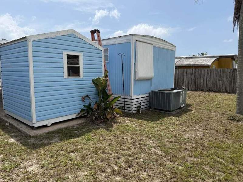 2 bedroom Mobile Home at 8364 SE Sandy Lane, Ridgeway, Hobe Sound — photo 2