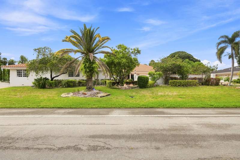 4 bedroom Single Family Residence at 4903 Woodlands Boulevard, Woodlands Sec Four, Tamarac — photo 2