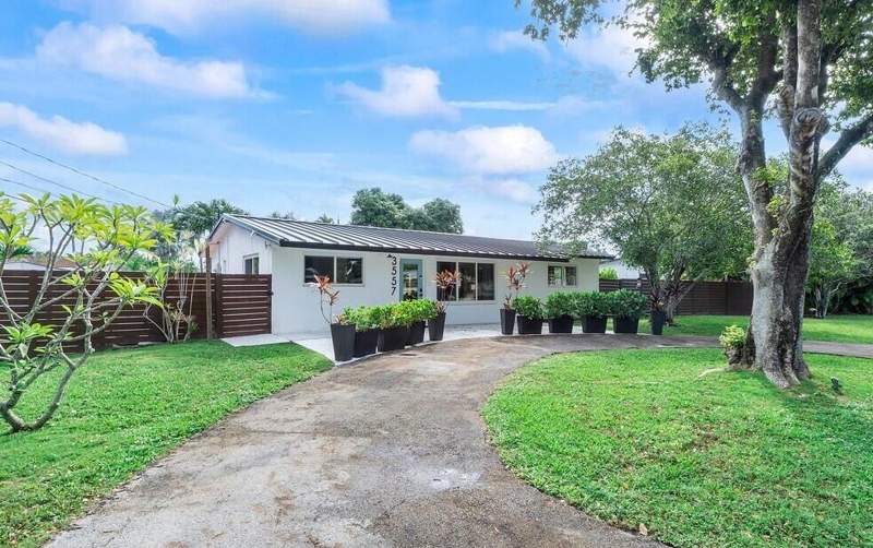 3 bedroom Single Family Residence at 3557 Lloyd Drive, Lloyd Estates Add Corr Plat, Oakland Park — photo 3