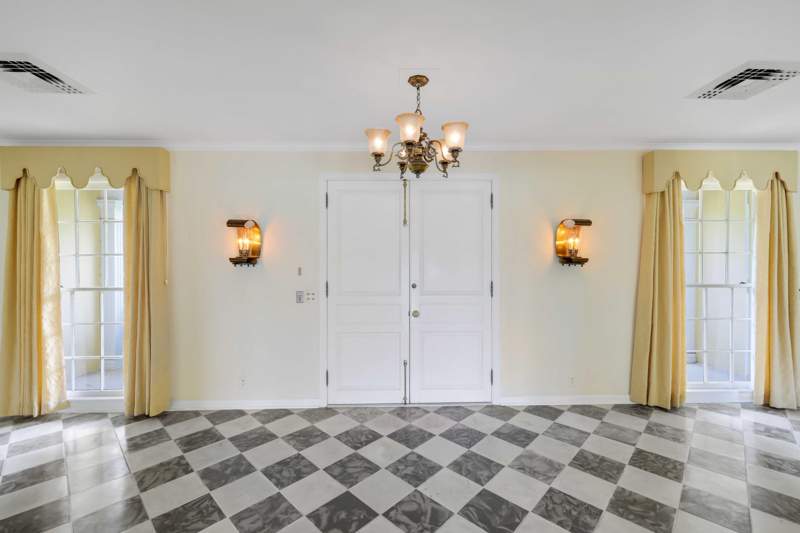 5 bedroom Single Family Residence at 8 Country Road, Golf Village Of Unit 1, Village of Golf — photo 5