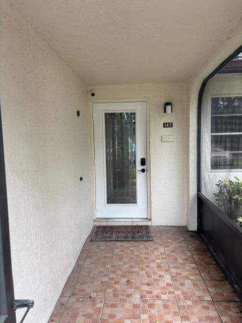 2 bedroom Villa at 143 S Lake Susan Drive #143, Golden Lakes Village Condo M, West Palm Beach — photo 2