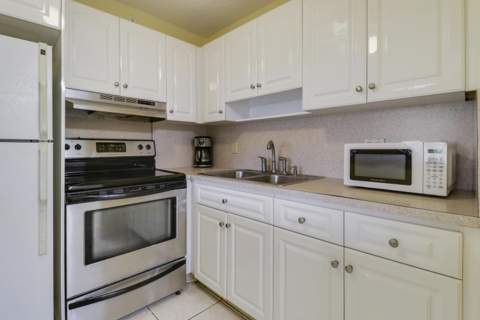 3040 Lake Osborne Drive #109, Lake Worth Beach FL - photo 11 of 35