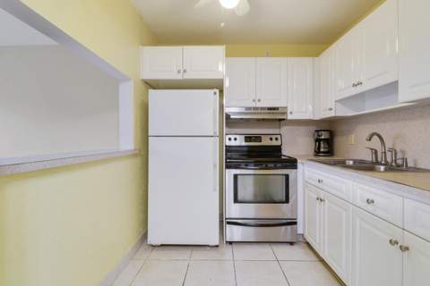 3040 Lake Osborne Drive #109, Lake Worth Beach FL - photo 13 of 35