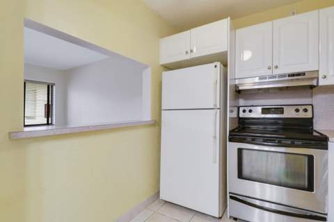 3040 Lake Osborne Drive #109, Lake Worth Beach FL - photo 10 of 35