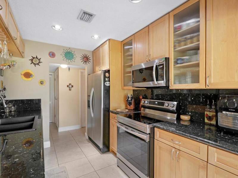4 bedroom Single Family Residence at 5107 Bayberry Lane, Woodlands Sec One-Phase One, Tamarac — photo 2