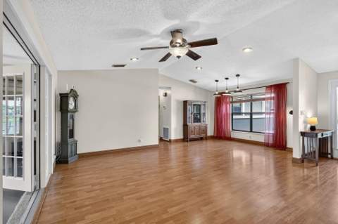 8353 Raymond Drive, Boynton Beach FL - photo 9 of 36