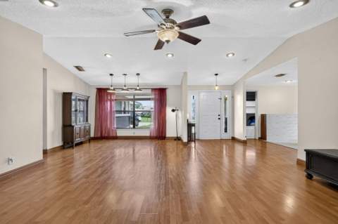 8353 Raymond Drive, Boynton Beach FL - photo 10 of 36