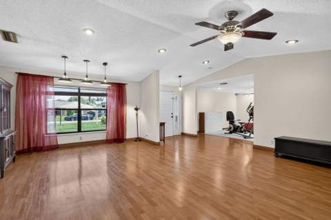 8353 Raymond Drive, Boynton Beach FL - photo 11 of 36