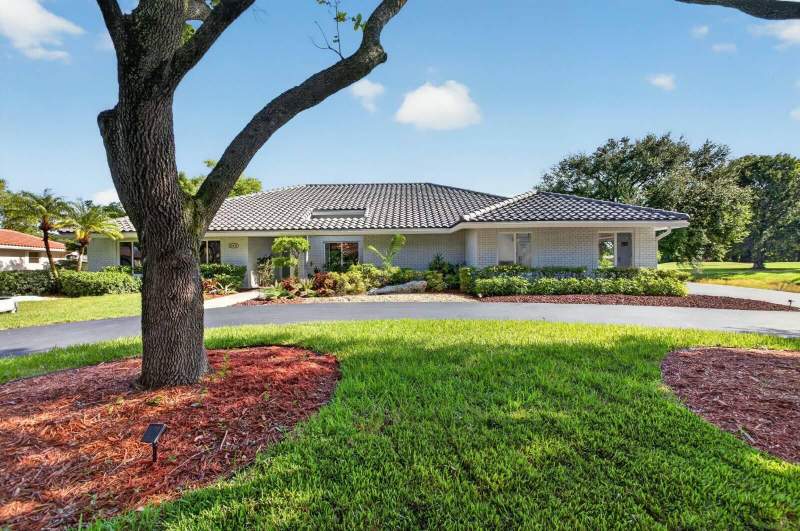 5 bedroom Single Family Residence at 10971 NW 24th Street, Coral Springs Country Club, Coral Springs — photo 3
