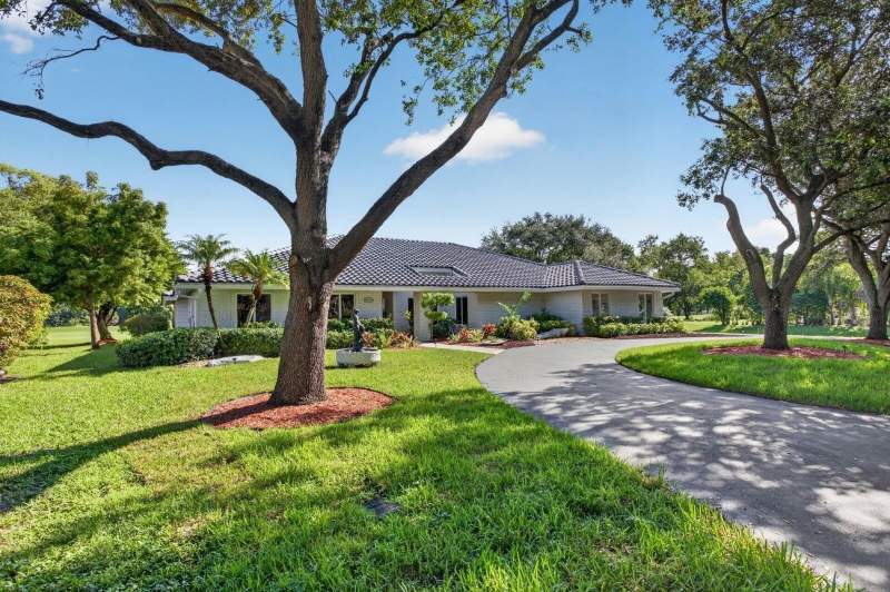5 bedroom Single Family Residence at 10971 NW 24th Street, Coral Springs Country Club, Coral Springs — photo 4