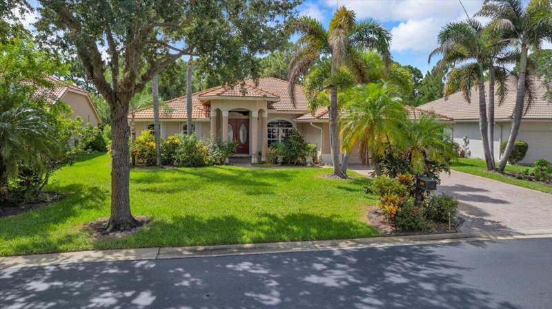 4 bedroom Single Family Residence at 348 SW Egret Landing, Sawgrass Lakes Phase 4, Port St. Lucie — photo 2