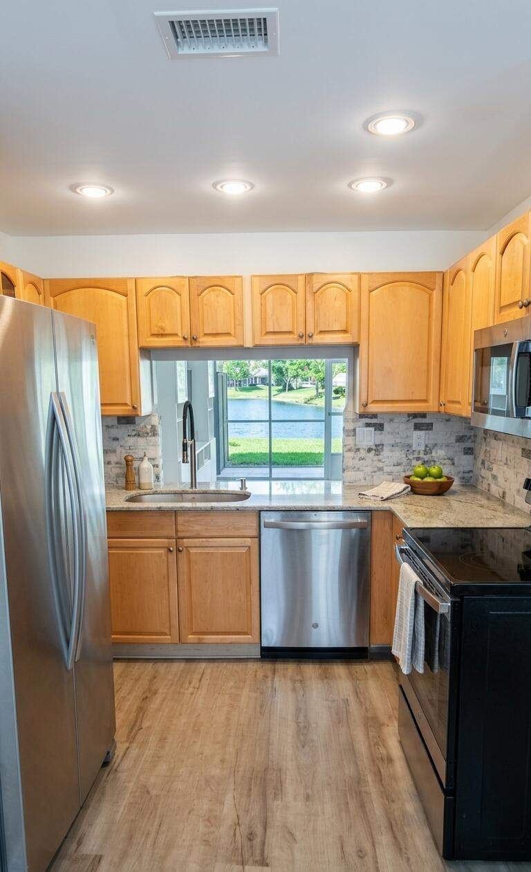 2 bedroom Single Family Residence at 4874 N Hemingway Circle, Woodlake Shores, Margate — photo 5
