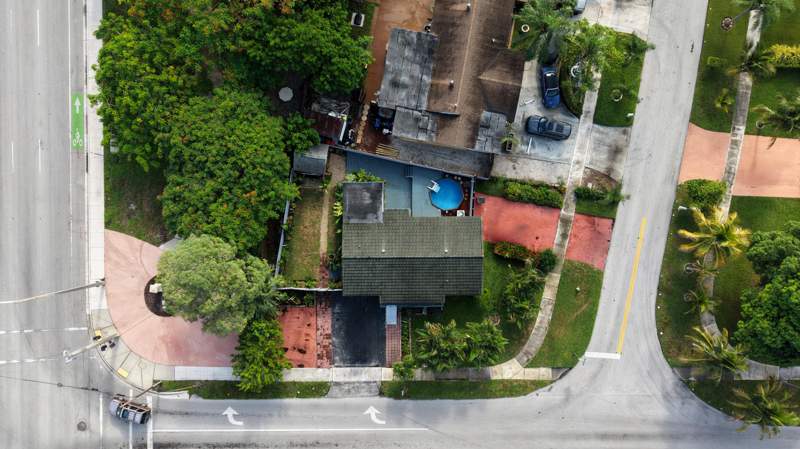 4 bedroom Single Family Residence at 1010 SW 6th Avenue, Commonwealth Park Sec 1, Deerfield Beach — photo 4