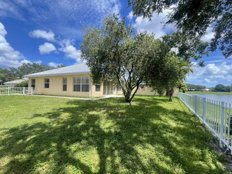3 bedroom Single Family Residence at 2571 SW Greenwich Way, The Meadows, Palm City — photo 3