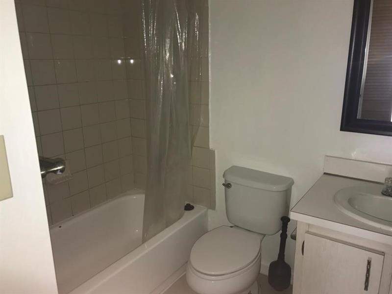 1 bedroom Condominium at 5825 Washington Street #40, Hampton Court Condo, Hollywood — photo 4