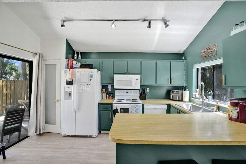 2 bedroom Townhouse at 734 NW 132nd Terrace, Lago West Subdivision, Plantation — photo 5