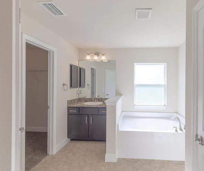 4 bedroom Single Family Residence at 702 SE Walters Terrace, Port St Lucie Section 3, Port St. Lucie — photo 4