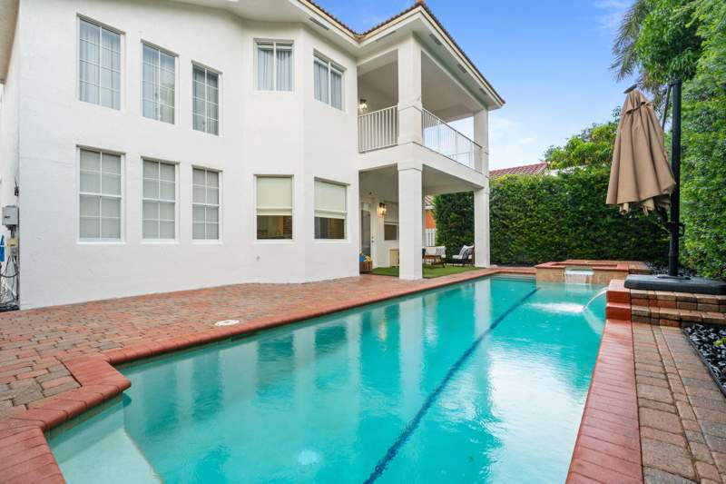 5 bedroom Single Family Residence at 7372 NW 18th Court, Walnut Creek Replat No 1, Pembroke Pines — photo 2