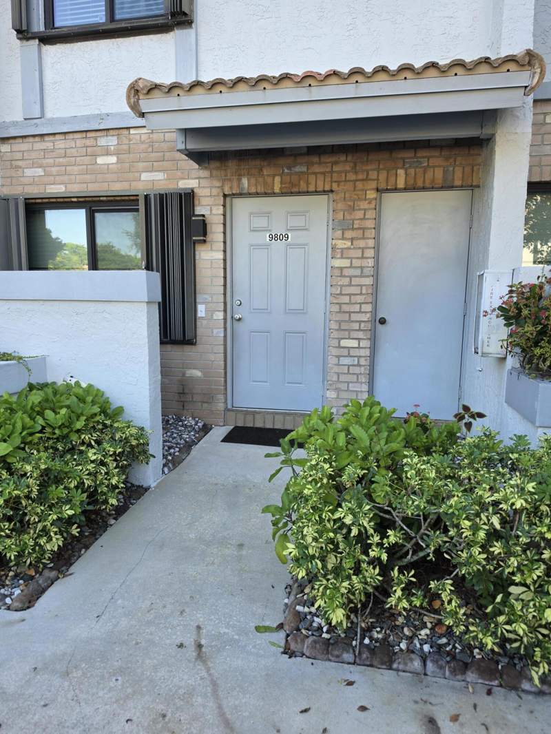 2 bedroom Townhouse at 9809 Riverside Drive #51-5, Oakwood On The Green Condo, Coral Springs — photo 2