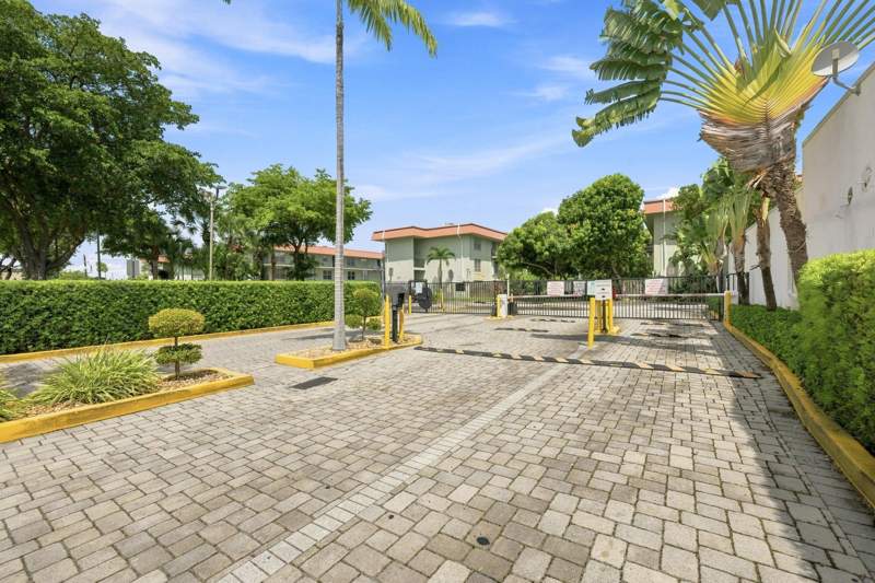 2 bedroom Condominium at 805 W Oakland Park Boulevard, Racquet Club, Oakland Park — photo 2
