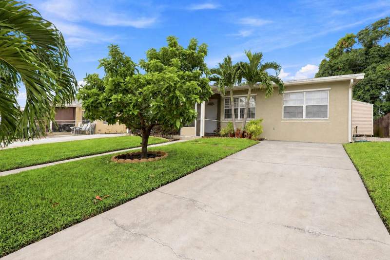 3 bedroom Single Family Residence at 560 Seagrape Road, San Castle 1st And 2nd Adds, Lantana — photo 3