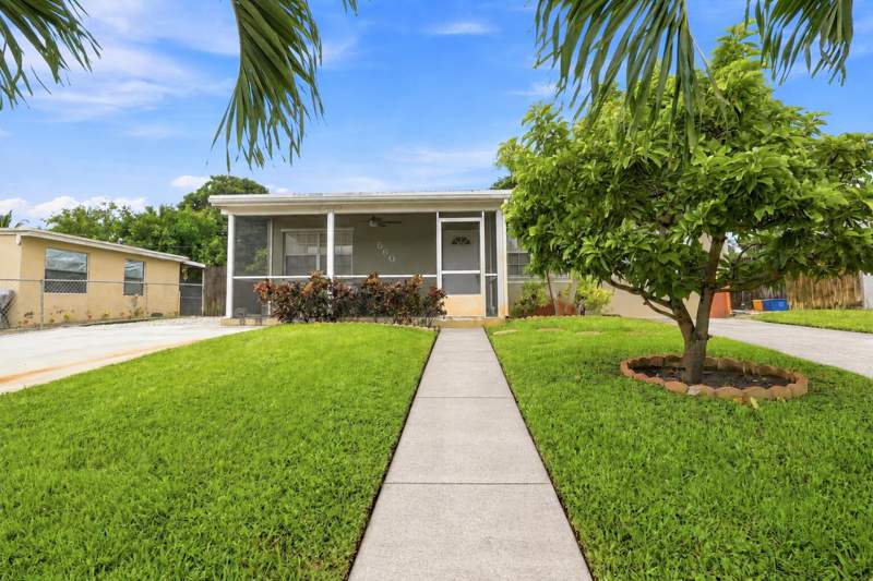 3 bedroom Single Family Residence at 560 Seagrape Road, San Castle 1st And 2nd Adds, Lantana — photo 2