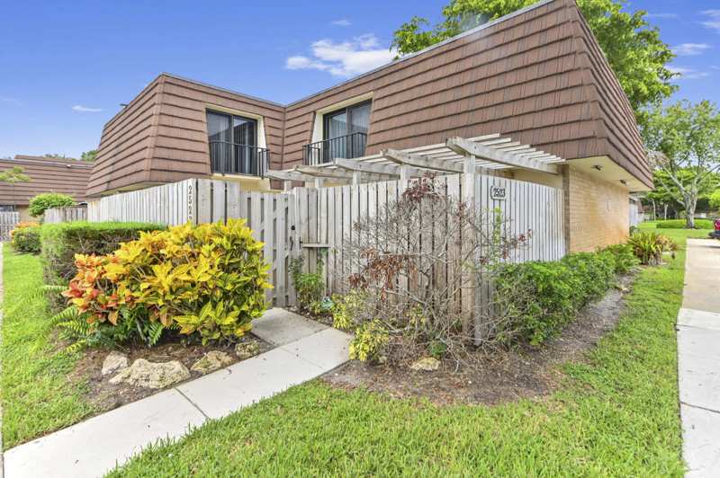 3 bedroom Townhouse at 2523 25th Lane, Garden Lakes, Palm Beach Gardens — photo 1