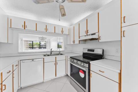 10634 W Clairmont Circle, Tamarac FL - photo 15 of 47