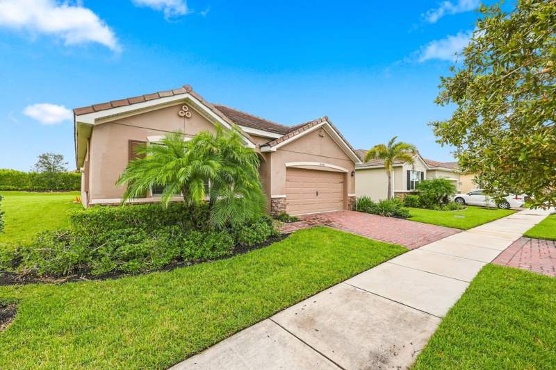 4 bedroom Single Family Residence at 10505 SW Toren Way, Tradition Plat No 20 - The Preserve - Phase 1, Port St. Lucie — photo 2