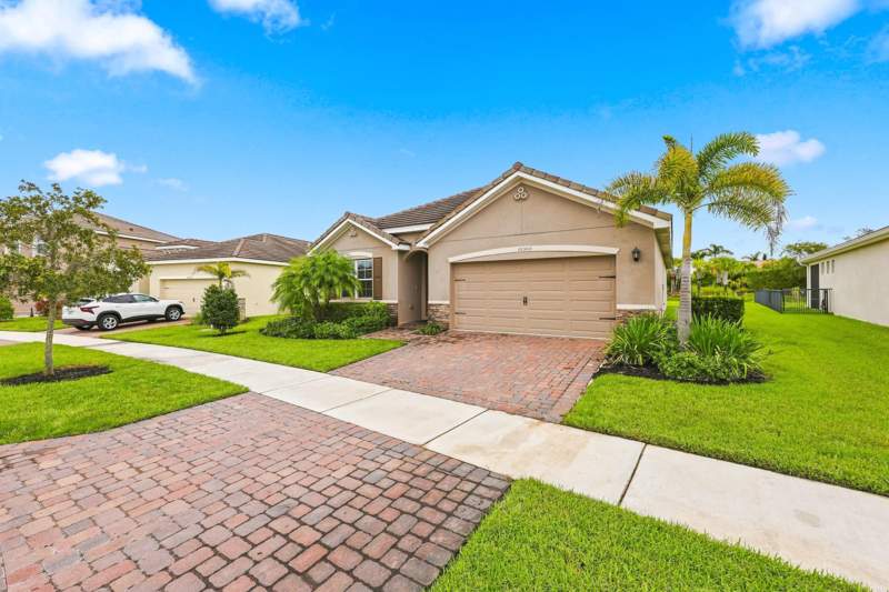 4 bedroom Single Family Residence at 10505 SW Toren Way, Tradition Plat No 20 - The Preserve - Phase 1, Port St. Lucie — photo 3