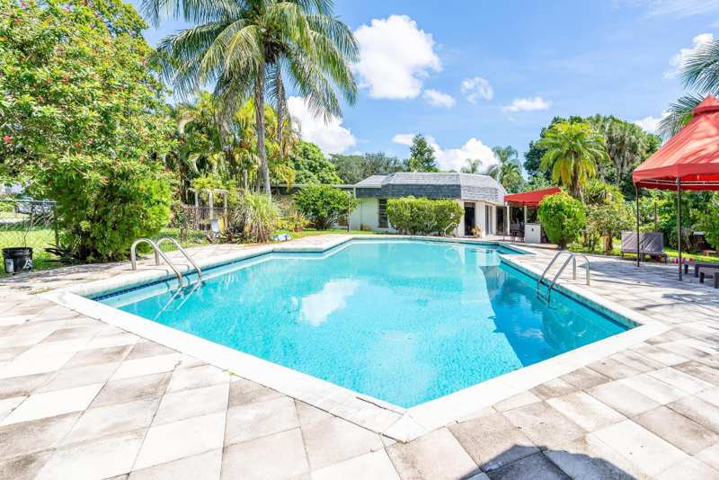 5 bedroom Single Family Residence at 5104 White Oak Lane, Woodlands Third Sec, Tamarac — photo 1