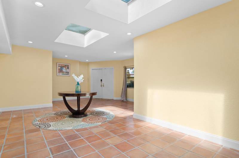 5 bedroom Single Family Residence at 5104 White Oak Lane, Woodlands Third Sec, Tamarac — photo 2