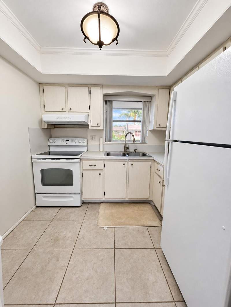 1 bedroom Villa at 2845 Crosley Drive #E, Cresthaven Villas 15 Condo, West Palm Beach — photo 2