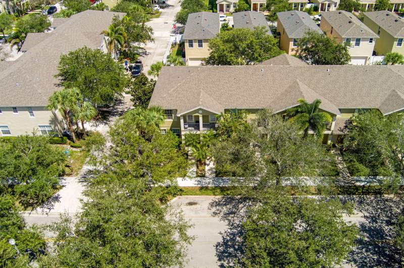 3 bedroom Townhouse at 2124 SE Grand Drive, East Lake Village No 3, Port St. Lucie — photo 3