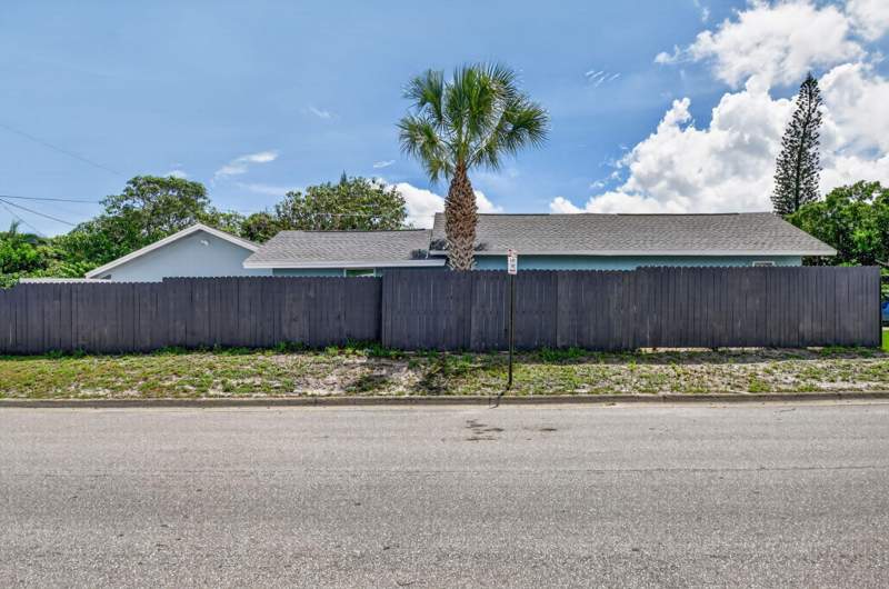 5 bedroom Single Family Residence at 1002 S B Street, Lake Worth, Lake Worth Beach — photo 3